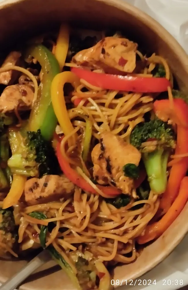 Pad Thaï Au Poulet Avec Un Supplément de Légumes Croquants